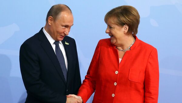 German Chancellor Angela Merkel greets Russian President Vladimir Putin as he arrives for the G20 leaders summit in Hamburg - 俄羅斯衛星通訊社