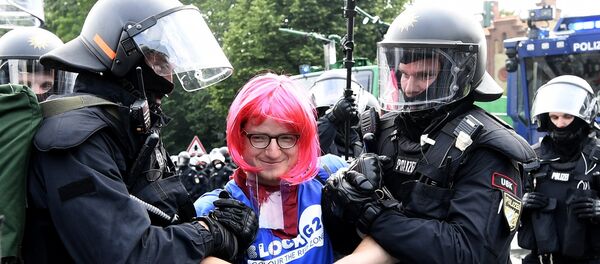 汉堡警方与抗议者冲突中159名警员受伤45人被拘留 - 俄罗斯卫星通讯社