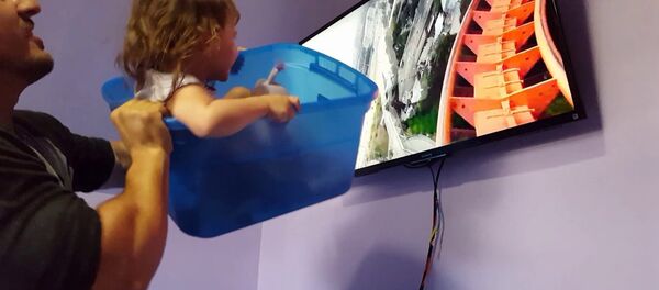 穷爸暖心妙招不花钱带女儿体验迪士尼过山车 - 俄罗斯卫星通讯社