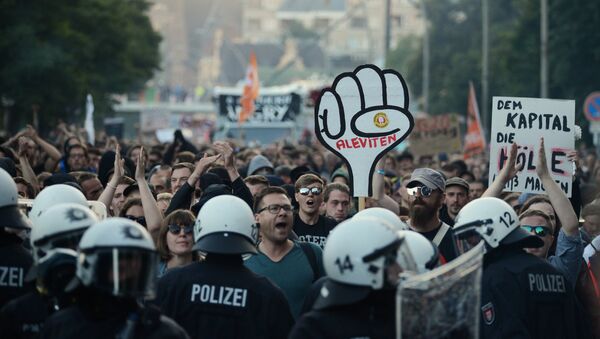 媒体：至少130名警察在与汉堡抗议者的冲突中受伤 - 俄罗斯卫星通讯社