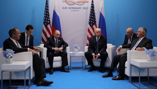 Russia's President Vladimir Putin talks to U.S. President Donald Trump during their bilateral meeting at the G20 summit in Hamburg - 俄羅斯衛星通訊社