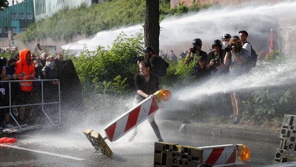 德国汉堡警方动用水炮驱散抗议人群 - 俄罗斯卫星通讯社