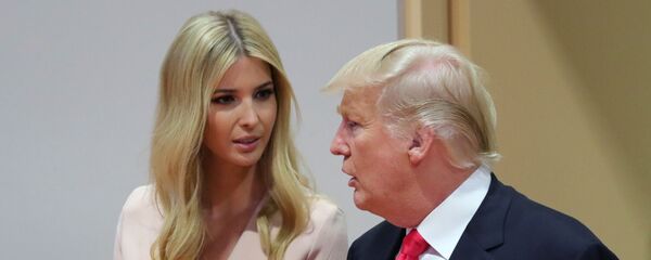 Советник президента США, дочь Дональда Трампа Иванка Трамп и президент США Дональд Трамп перед началом третьего заседания глав делегаций государств-участников Группы двадцати G20 в Гамбурге - 俄罗斯卫星通讯社