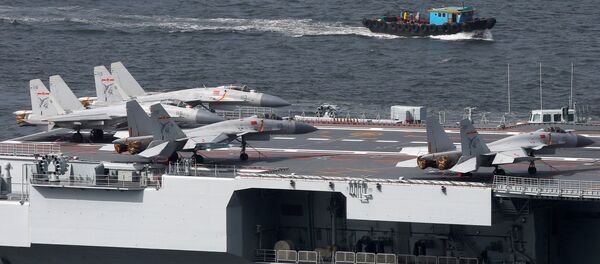 Fighter jets and helicopters are seen on board China's aircraft carrier Liaoning as it sails into Hong Kong - 俄罗斯卫星通讯社