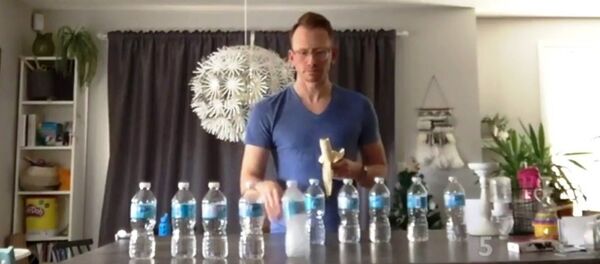 加拿大老师练就抛瓶绝技 - 俄罗斯卫星通讯社