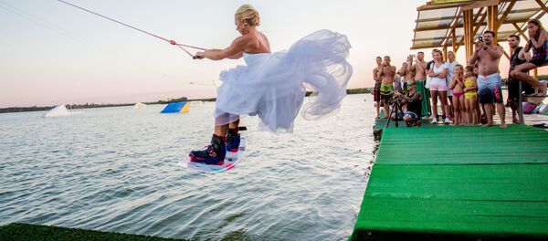匈牙利摄影师Beli Balazs作品《Wakewedding》 - 俄罗斯卫星通讯社