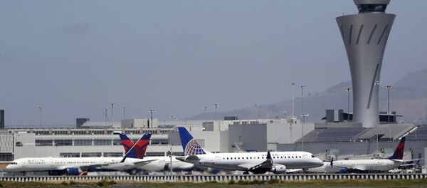 一从巴拿马飞抵美国的青年从机翼跳离飞机 - 俄罗斯卫星通讯社