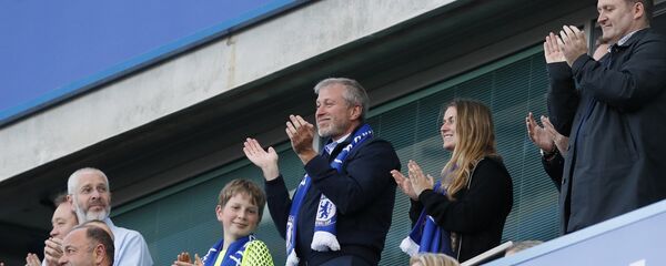 Chelsea FC owner Roman Abramovich, center, applauds at the end of the English Premier League last round soccer match between Chelsea and Sunderland - 俄罗斯卫星通讯社