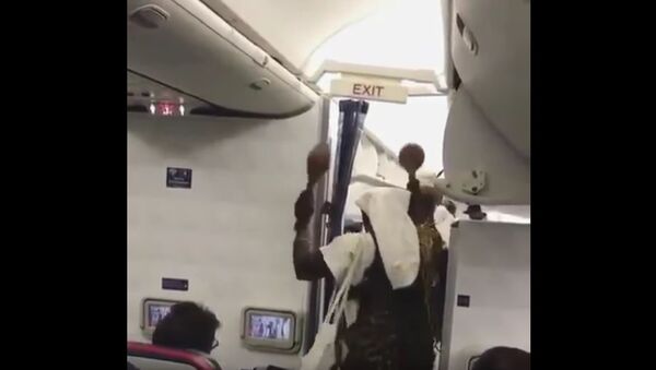 Нигерийский ритуал на борту самолета - 俄羅斯衛星通訊社