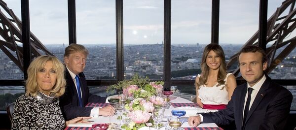 特朗普与马克龙在埃菲尔铁塔上餐厅享用比目鱼、牛肉和鹅肝 特朗普与马克龙在埃菲尔铁塔上餐厅享用比目鱼、牛肉和鹅肝 - 俄罗斯卫星通讯社