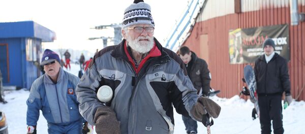Пожилой мужчина с термосом на горнолыжном склоне Московские Альпы спортивного клуба Кант - 俄罗斯卫星通讯社