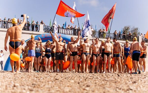 300人參加俄中國際游泳友誼賽 - 俄羅斯衛星通訊社