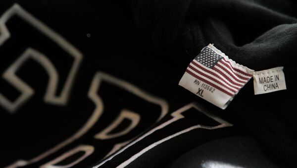 A sweatshirt, size extra large, made in China and with the initials FBI on it is pictured in Washington, DC - 俄罗斯卫星通讯社