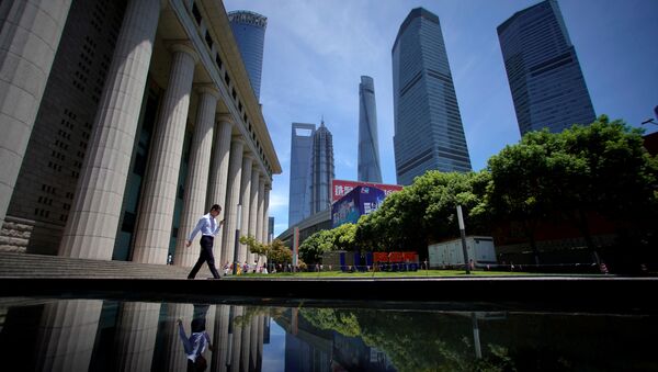 A man walks at Lujiazui financial district of Pudong in Shanghai - 俄罗斯卫星通讯社