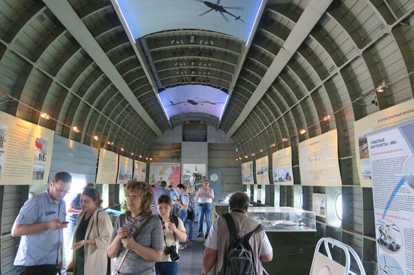 4个发动机,2个螺旋桨。V-12直升机在60年代的法国巴黎航展上。 4个发动机,2个螺旋桨。V-12直升机在60年代的法国巴黎航展上。 - 俄罗斯卫星通讯社