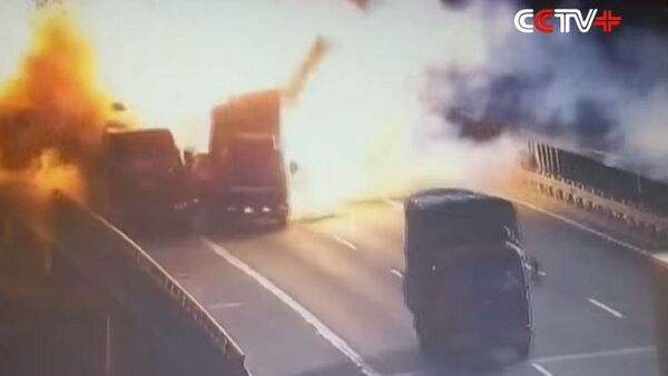 中國兩貨車相撞引發強烈爆炸 - 俄羅斯衛星通訊社