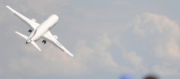 Ближнемагистральный пассажирский самолет Sukhoi Superjet 100 во время демонстрационных полетов на открытии Международного авиационно-космического салона МАКС-2017 - 俄罗斯卫星通讯社
