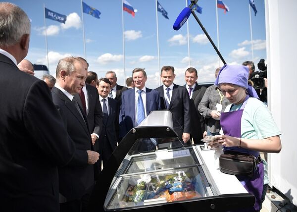 普京参观航展期间请政府成员吃冰淇淋 - 俄罗斯卫星通讯社