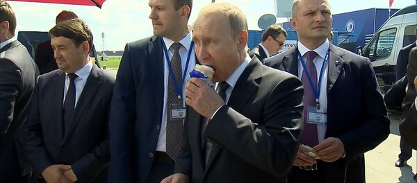 普京参观航展期间请政府成员吃冰淇淋 - 俄罗斯卫星通讯社