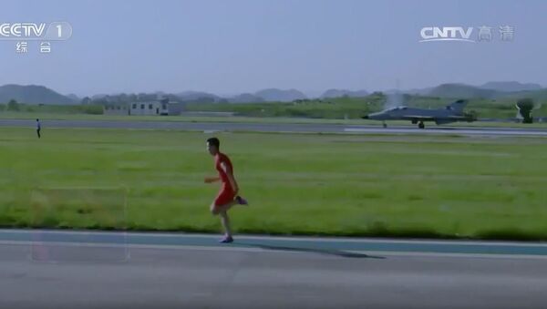 中国田径运动员跑赢教练机 （视频） - 俄罗斯卫星通讯社