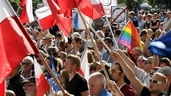 波兰华沙宪法法院前爆发反对派大规模抗议活动 - 俄罗斯卫星通讯社