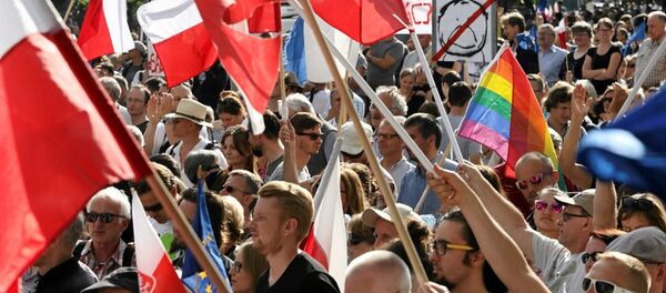 波兰华沙宪法法院前爆发反对派大规模抗议活动 - 俄罗斯卫星通讯社