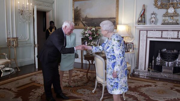 加拿大总督违反礼仪触碰到英国女王 - 俄罗斯卫星通讯社