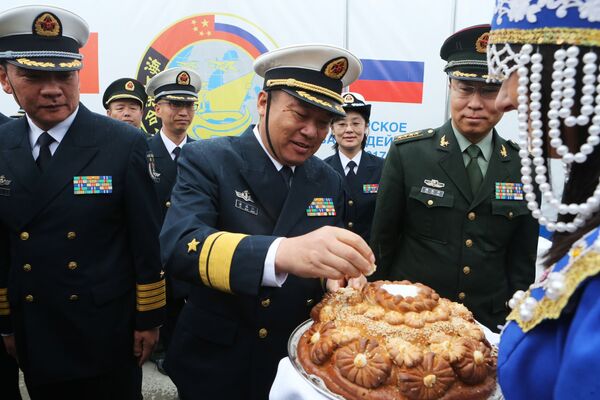 中国海军官兵在波罗的斯克港举行的隆重欢迎仪式上。 - 俄罗斯卫星通讯社