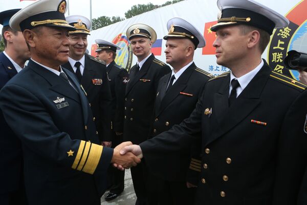 中國海軍官兵在波羅的斯克港舉行的隆重歡迎儀式上。 - 俄羅斯衛星通訊社