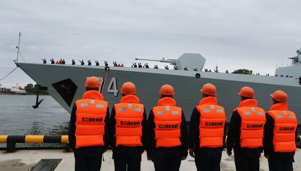 由三艘軍艦組成的中國海軍艦艇編隊在波羅的斯克港受到隆重歡迎。 - 俄羅斯衛星通訊社