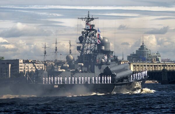 在圣彼得堡以及在符拉迪沃斯托克和塞瓦斯托波尔举行的海军阅兵式，都是俄罗斯海军建军节的重大庆祝活动之一。 - 俄罗斯卫星通讯社
