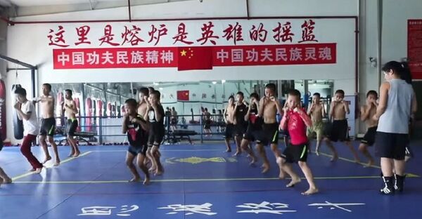 無父無母男孩被收養成“小格鬥士” 無父無母男孩被收養成“小格鬥士” - 俄羅斯衛星通訊社