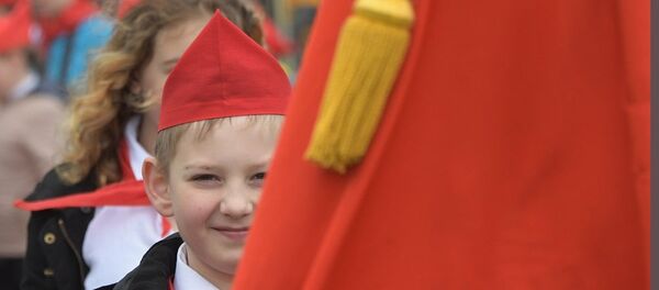 新西伯利亚一中学找到50年前“时间胶囊” 学生立志研究列宁生平 新西伯利亚一中学找到50年前“时间胶囊” 学生立志研究列宁生平 - 俄罗斯卫星通讯社