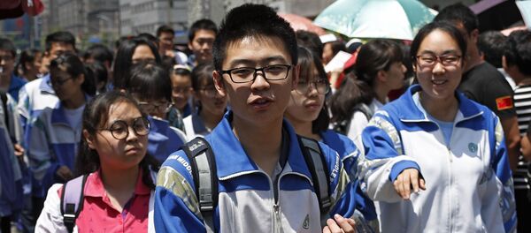 A student holds his hand as he and others exit a school after finishing their first subject exam during the first day of the annual Gao Kao or national college entrance exam A student holds his hand as he and others exit a school after finishing their first subject exam during the first day of the annual Gao Kao or national college entrance exam - 俄羅斯衛星通訊社
