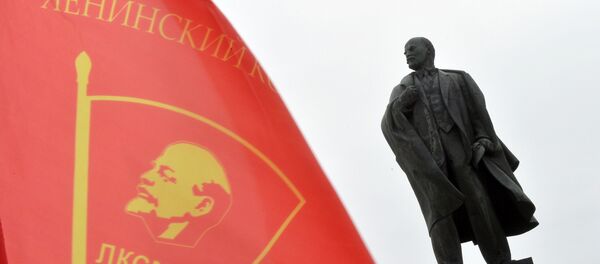 У памятника В.И. Ленину на площади Ленина в Ульяновске - 俄罗斯卫星通讯社