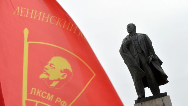 У памятника В.И. Ленину на площади Ленина в Ульяновске - 俄羅斯衛星通訊社