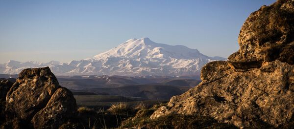 Вид на гору Эльбрус с перевала Гум-Баши в Карачаево-Черкесии - 俄罗斯卫星通讯社