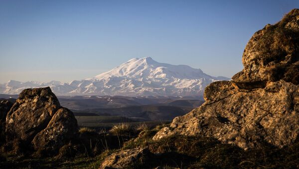 Вид на гору Эльбрус с перевала Гум-Баши в Карачаево-Черкесии - 俄羅斯衛星通訊社