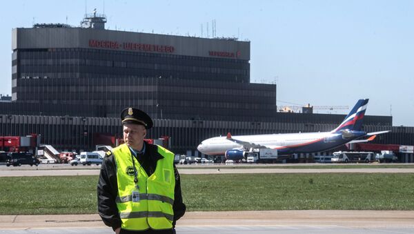 Сотрудник службы безопасности в аэропорту Шереметьево в Москве - 俄罗斯卫星通讯社