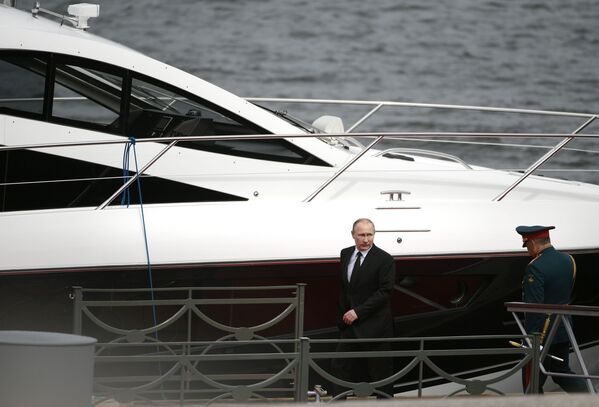 俄罗斯总统、总司令弗拉基米尔·普京阅兵后在圣彼得堡海军部沿堤路。 - 俄罗斯卫星通讯社