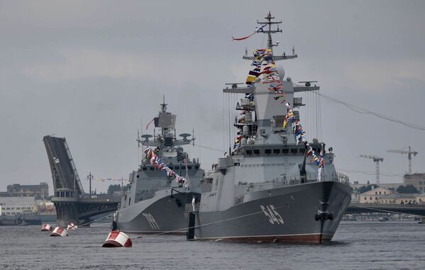 “坚固”号护卫舰和1176型“大白鲨”登陆舰 - 俄罗斯卫星通讯社