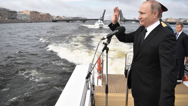 Президент России Владимир Путин во время участия в торжествах по случаю Дня ВМФ в Санкт-Петербурге - 俄羅斯衛星通訊社