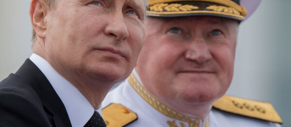 Президент России Владимир Путин во время участия в торжествах по случаю Дня ВМФ в Санкт-Петербурге - 俄罗斯卫星通讯社