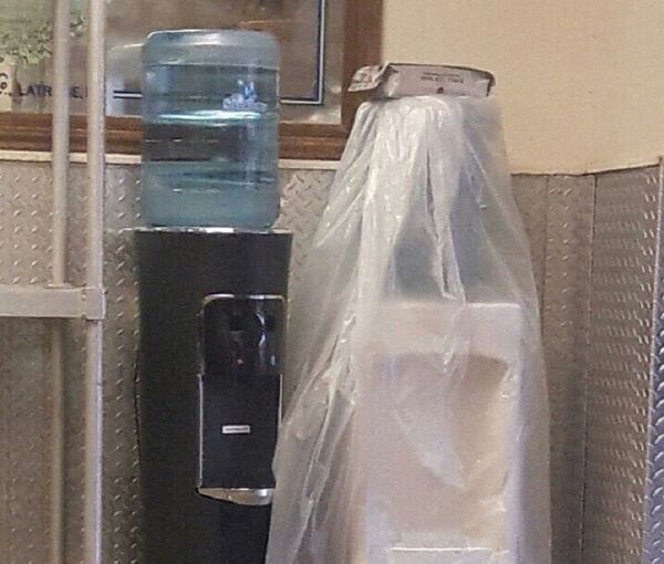 飲水機“婚紗照”走紅 - 俄羅斯衛星通訊社