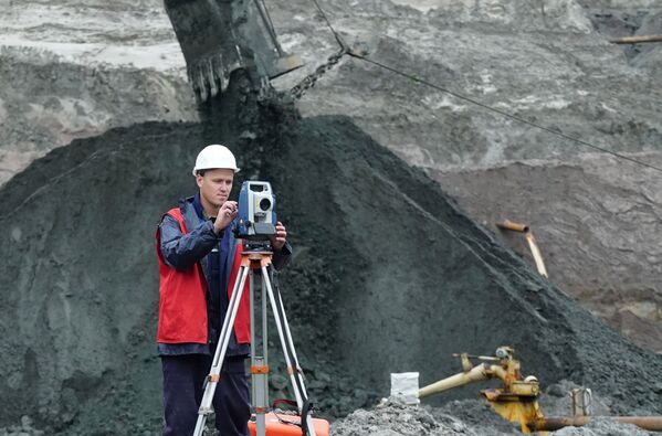 工作人員在加里寧格勒琥珀聯合企業採石場里進行地形測量 - 俄羅斯衛星通訊社