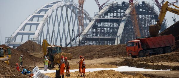 На строительстве автомобильных подходов к мосту через Керченский пролив На строительстве автомобильных подходов к мосту через Керченский пролив - 俄罗斯卫星通讯社