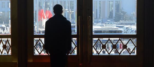 A security guard stands by a gate during the closing ceremony of the Chinese National People's Congress - 俄罗斯卫星通讯社