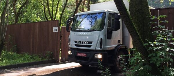 美國大使館汽車駛離位於“銀松林”的別墅 - 俄羅斯衛星通訊社