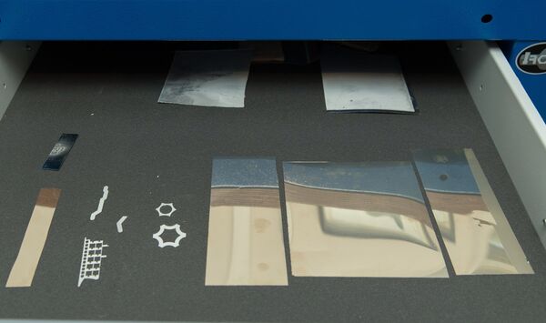 智能箔是圣彼得堡彼得大帝理工大学的学者们研究出的超快冷焊工艺。智能箔由纳米层构成，镀在传感器系统的表层，尔后启动排热反应。在反应过程中，智能箔快速加热到1300华氏度，融化后把传感器粘在表层。 - 俄罗斯卫星通讯社