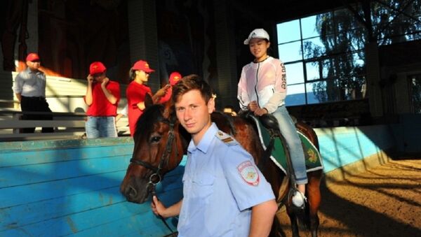 中國公安部英烈子女代表團在莫斯科瞭解俄騎警的工作 - 俄羅斯衛星通訊社